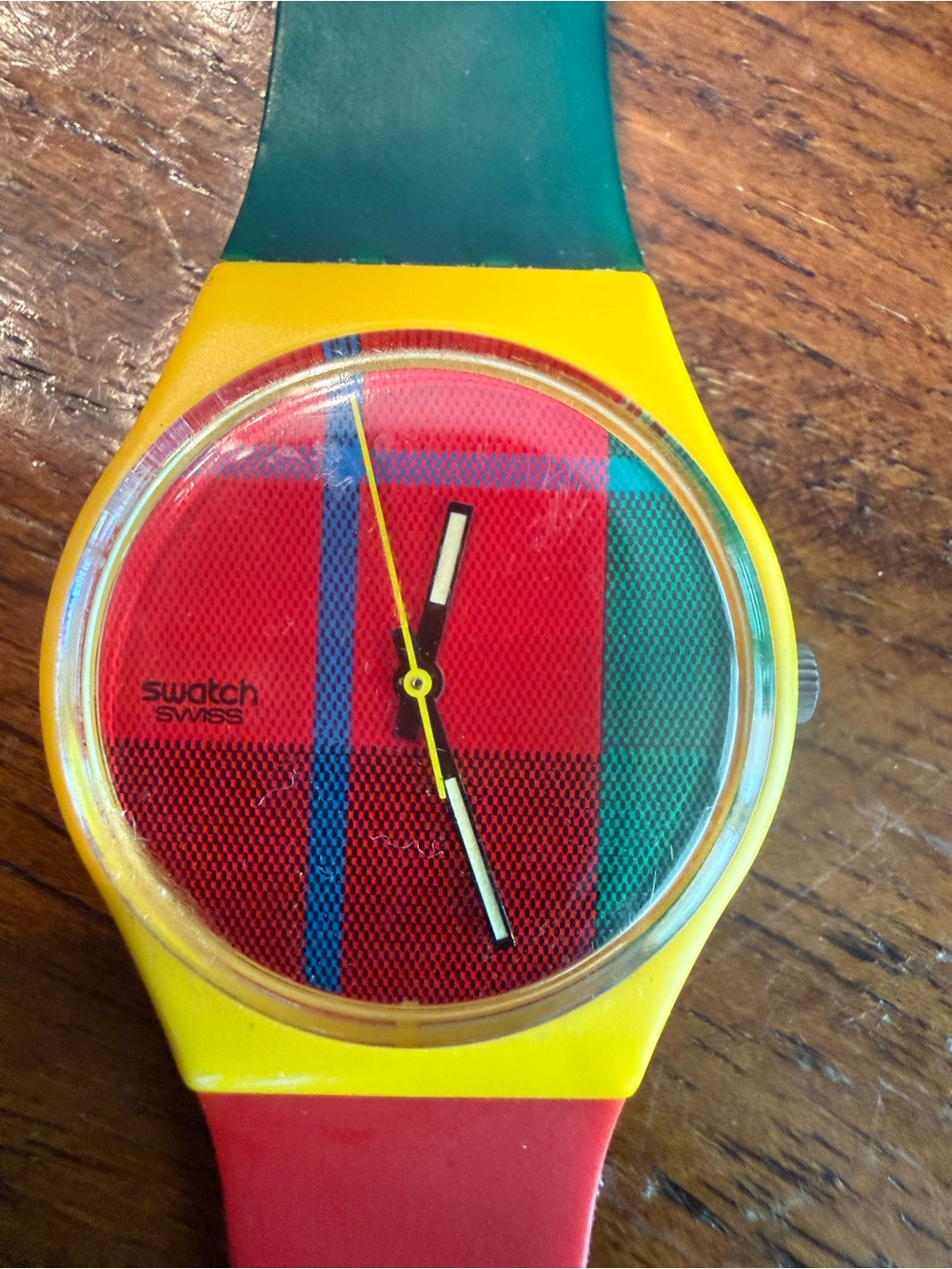1985 Swatch McGregor GJ100 Multicolor Red Yellow Green Strap Watch - Picture 2 of 3